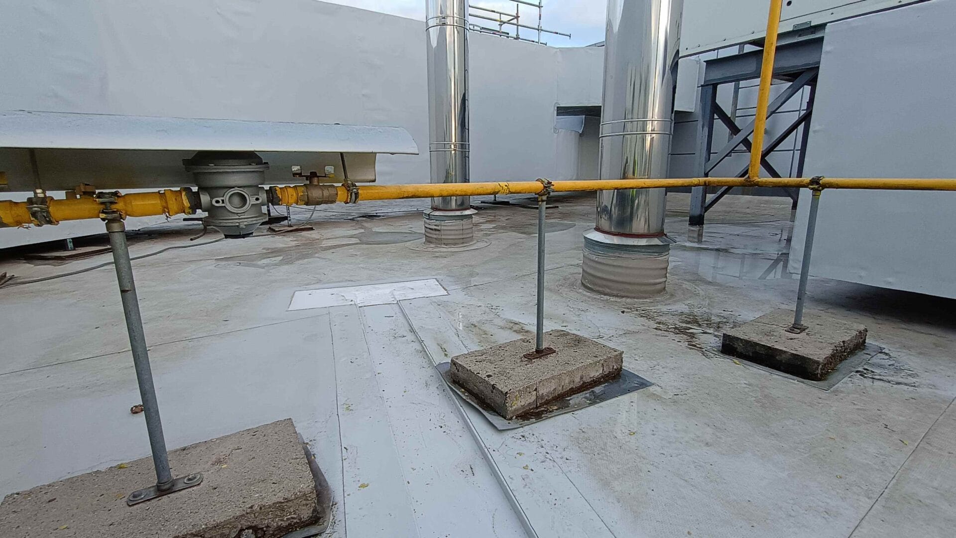 Strecha pred aplikáciou hydroizolácie - poškodený plášť