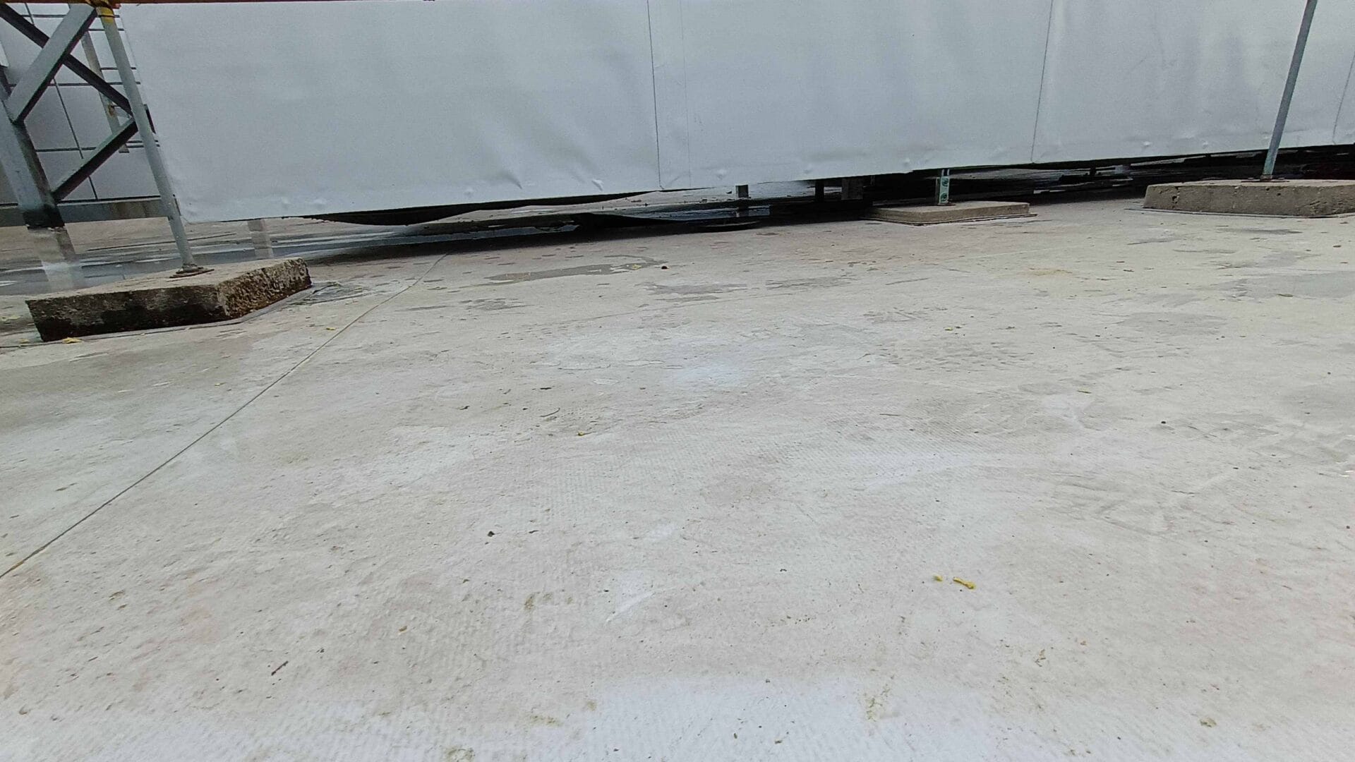 Strecha pred aplikáciou hydroizolácie - poškodený plášť