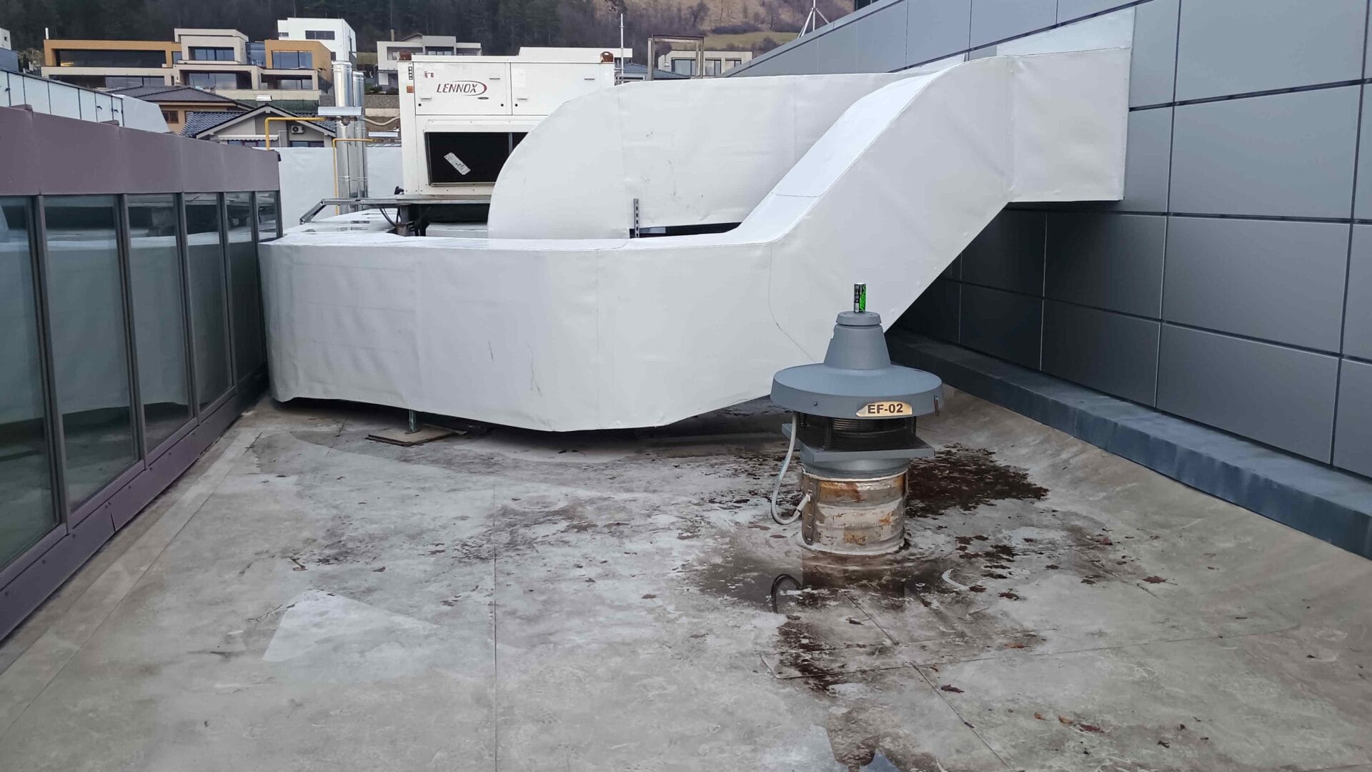 Strecha pred aplikáciou hydroizolácie - poškodený plášť