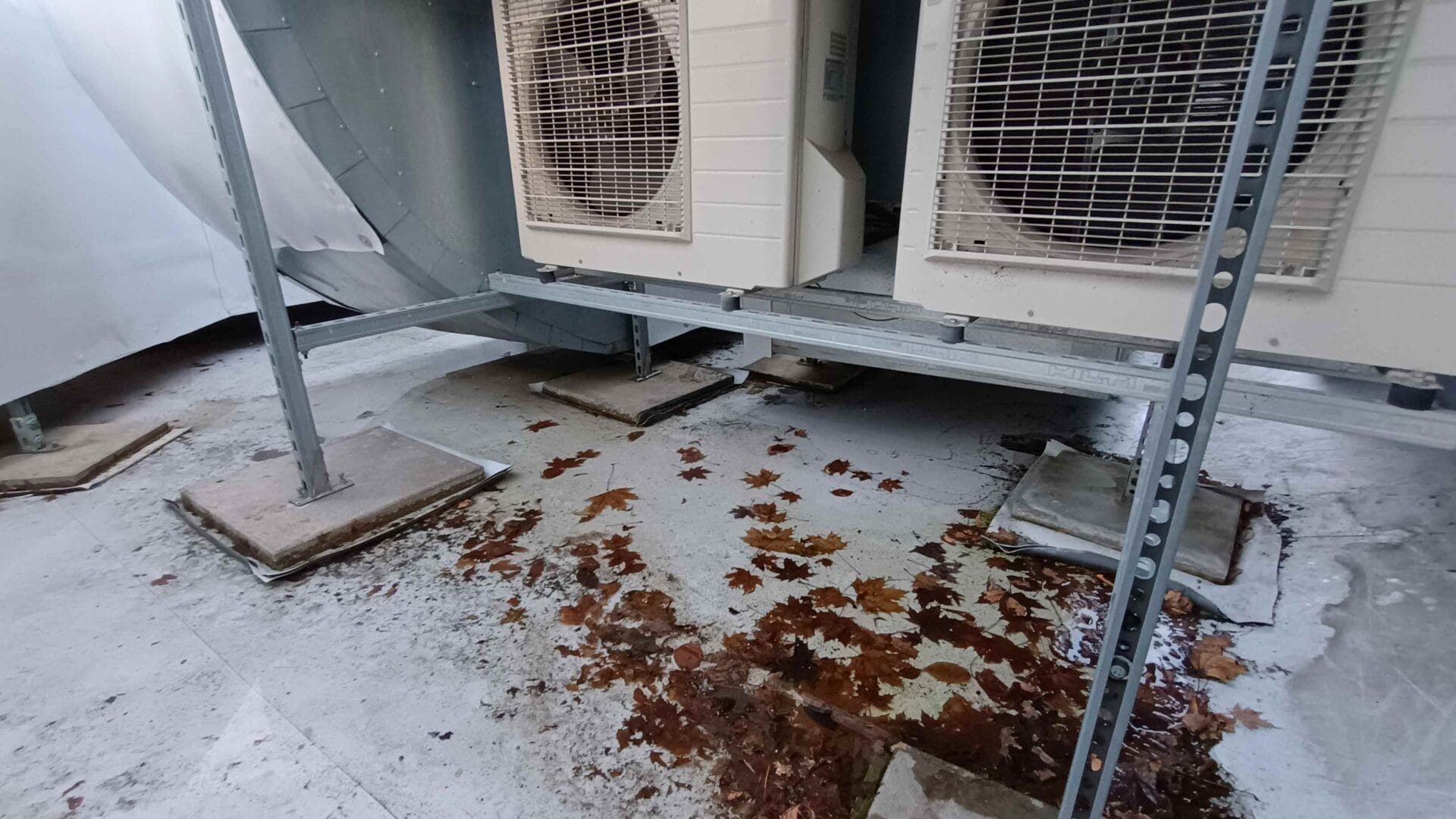 Strecha pred aplikáciou hydroizolácie - poškodený plášť