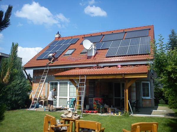 Rodinný dom so sedlovou strechou - fotovoltická elektráreň